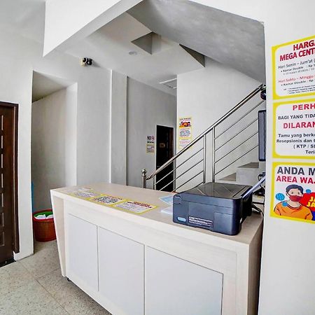 Oyo 91211 Mega Comfort Guest House Medan Exterior photo