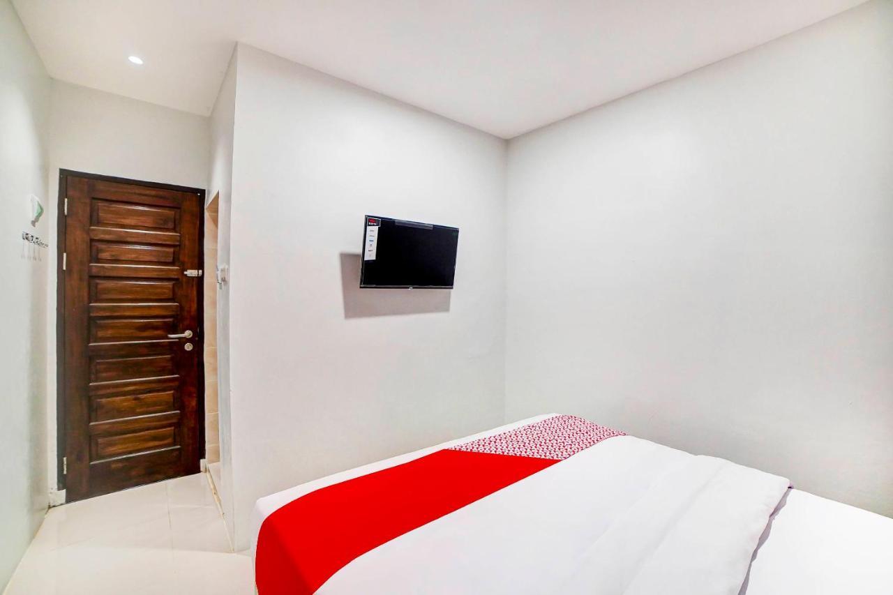 Oyo 91211 Mega Comfort Guest House Medan Exterior photo