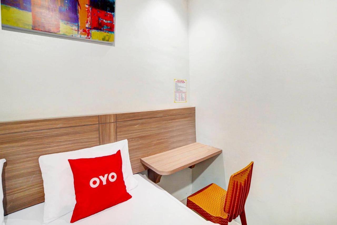 Oyo 91211 Mega Comfort Guest House Medan Exterior photo