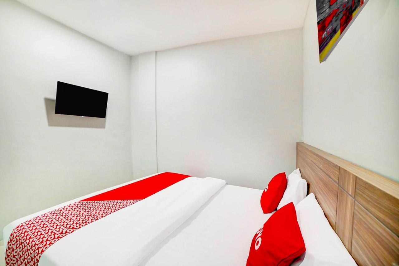 Oyo 91211 Mega Comfort Guest House Medan Exterior photo